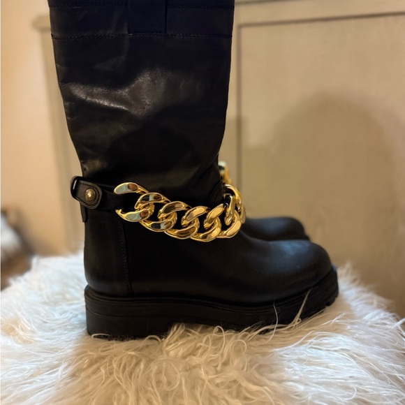 New! Steve Madden Black Leather Boots with Gold Chain - Picture 3 of 6